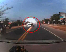 Rùng mình xe máy sang đường kiểu 'thách thức tử thần'