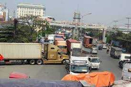 Clip: Kho hàng 700 triệu đồng cháy rụi trong đêm