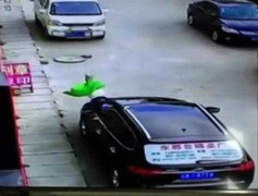 Clip: Em bé rơi từ nhà cao tầng trúng ô tô, đứng dậy đi như siêu nhân