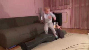 Trò nghịch dại của con trẻ khiến người lớn thất kinh