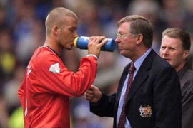 Beckham bị Sir Alex ép cạo đầu trong toilet