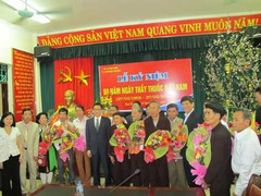 Nhân ngày thầy thuốc: Phó Thủ tướng Vũ Đức Đam tặng hoa các lương y