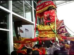 Video: Rước kiệu đâm vào cửa kính tòa nhà Ciputra