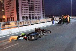 Xe máy tông thành cầu, một người chết tại chỗ