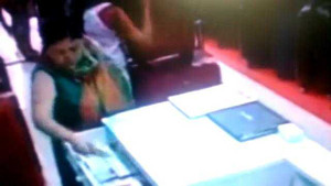 Quý bà vào shop thản nhiên trộm tiền giấu vào trong ngực bị camera ghi lại