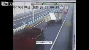 Xe tải đi bằng 2 bánh, lật nhào trên đường như phim hoạt hình