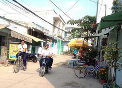 Một phụ nữ bị khống chế cướp ngay trước cửa nhà ở Sài Gòn