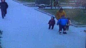 Đốt pháo, cả người và nắp hố ga bật tung lên trời