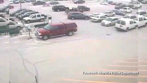 Đâm hàng loạt ôtô trước khi ra khỏi bãi gửi xe