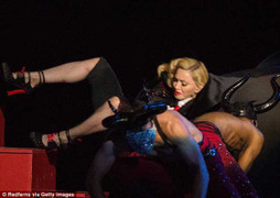 Madonna thề không mặc áo choàng sau cú ngã ác mộng