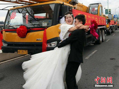 Đón dâu hoành tráng bằng dàn xe cần cẩu