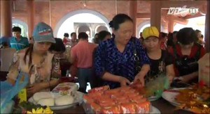 Video: Lộn xộn tại lễ hội Đền Bà Chúa Kho