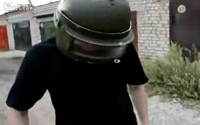 Dùng súng thử độ bền mũ bảo hiểm kiểu Nga