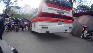 Video: Xe khách ngang nhiên đón trả khách trước bến xe Giáp Bát