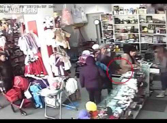 Kỹ thuật móc túi tinh vi của bà cụ