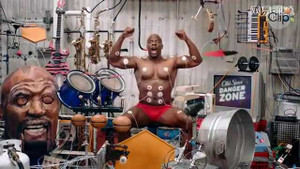 Tròn mắt xem lực sĩ đánh trống bằng cơ bắp