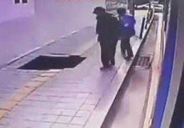 Hố tử thần 'nuốt' trọn hai người đi bộ