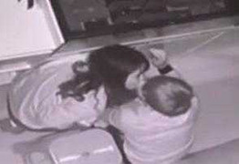 Hai tên trộm hôn nhau nóng bỏng khi đang cuỗm đồ