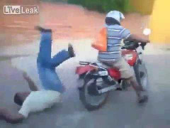 Cười vỡ bụng xem gã say lái xe