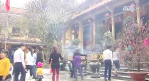 Váy ngắn lên chùa: Những hình ảnh phản cảm