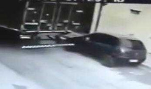 Xe tải trộm xe cực nhanh trên phố