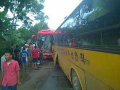 Hai xe khách đối đầu, người đi đường tử nạn