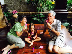 Bố mẹ chồng diva Hồng Nhung sang Việt Nam thăm cháu nội