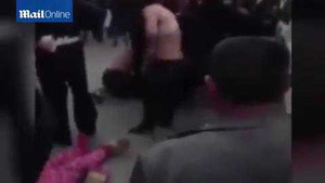 Clip: Cặp vợ chồng say xỉn, cởi đồ đánh nhau với cảnh sát giữa phố