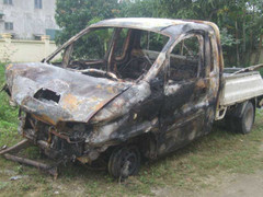 Xe tải bốc cháy ngùn ngụt, 2 người thương vong