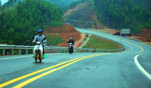 Tranh cãi nảy lửa quanh đề xuất 'tịch thu xe máy đi vào đường cao tốc'