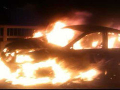 Xe biển xanh bốc cháy dữ dội ở đường trên cao