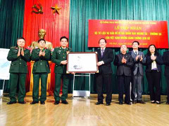 Thứ trưởng Bộ TT&TT Trương Minh Tuấn tặng bộ tư liệu Hoàng Sa – Trường Sa