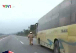 Clip: Xe khách táo tợn lao thẳng vào CSGT