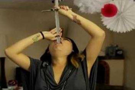 Clip: Bà bầu 9 tháng biểu diễn nuốt kiếm