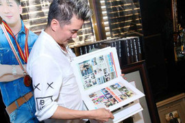 Mr Đàm hãnh diện khoe kho giải thưởng đồ sộ