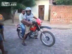 Bi hài clip gã say đi xe máy