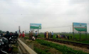 Nghe điện thoại trên đường tàu, nam thanh niên bị đâm tử vong