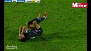 Clip: Màn ăn vạ siêu hài của cầu thủ Ukraine