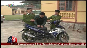 Clip: Chạy xe máy quá tốc độ, đâm gãy chân CSGT