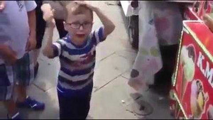 Phì cười clip ông chủ bán kem chọc tức cậu bé khóc nhè