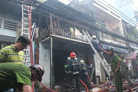 Cháy lớn 2 căn nhà liền kề, giao thông hỗn loạn