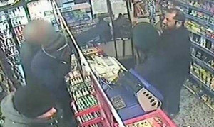 Chủ cửa hàng dùng gậy đánh đuổi cướp có súng