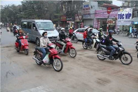 Dầu tràn lênh láng, nhiều xe máy 'trượt băng' giữa phố