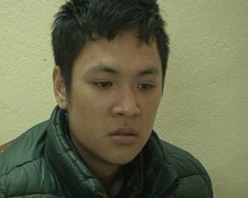 Lên cơn vật ma tuý, 2 con nghiện đâm gãy chân CSGT