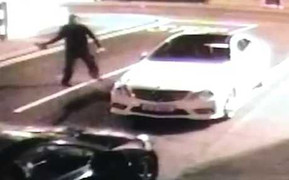 Video: Tự ném gạch vào mặt, tên trộm xe ngất xỉu bên đường
