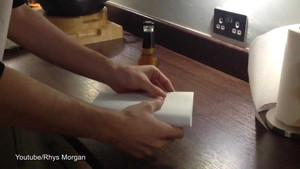 Kinh ngạc cách mở nắp bia bằng tờ giấy A4