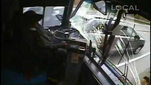 Tài xế xe buýt ngủ gật gây tai nạn kinh hoàng