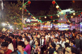 Ảnh: Chen lấn nghẹt thở xin lộc, cầu may tại chùa Bà Thiên Hậu