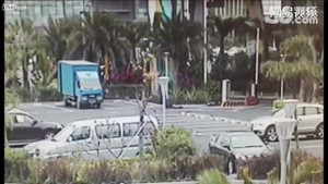 Tai nạn kinh hoàng tại sân bay, ôtô húc bay người khỏi cầu cạn