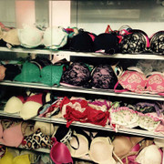 Quý ông săn nội y siêu giảm giá tặng vợ 8/3